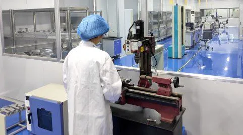 De Precisie die van de aluminiumlegering CNC Producten voor de Dienbladen van de Elektrisch voertuigbatterij met de Goede Dienst machinaal bewerken